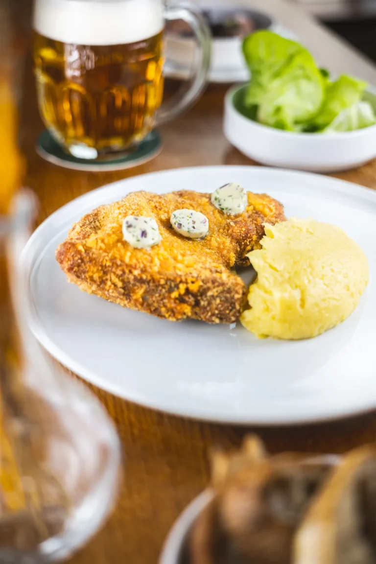 Čerstvě načepované pivo a jídlo U Matěje Kotrby